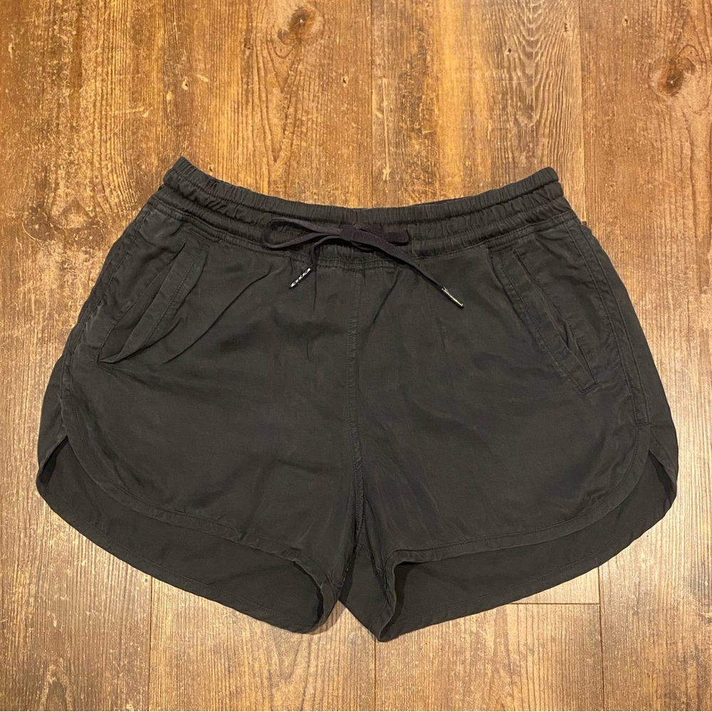 Lululemon Shorts - Black, 6